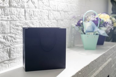 Siyah boş kese kağıtları ve buketler. Boş duvar