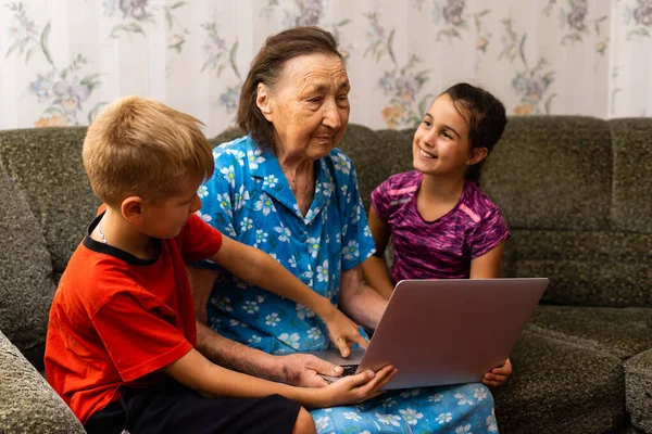 Children and a very old great-grandmother — Stock Photo, Image