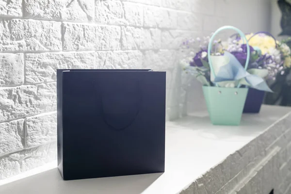 Siyah boş kese kağıtları ve buketler. Boş duvar