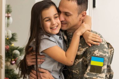 Mutlu Ukraynalı asker, neşeli kız çocuğu, Ukraynalı Rus-Ukraynalı gaziler, Bağımsızlık Günü