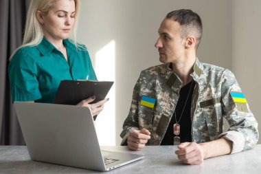 Askeri kamuflajlı Ukraynalı bir askeri askeri doktor, psikolog.