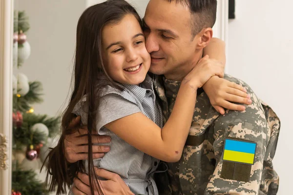 Soldado ucraniano feliz em militar, filha alegre, veteranos ucranianos de russo-ucraniano, Dia da Independência — Fotografia de Stock