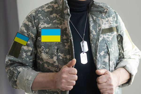 Ukrajina oprava vlajky na armádě jednotné. Uniforma vojenská Ukrajina. Ukrajinští vojáci — Stock fotografie