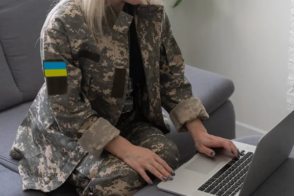 Traurige ukrainische Militärfrau in Uniform — Stockfoto