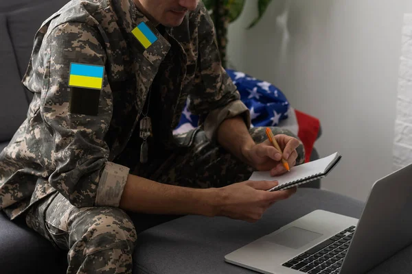 Ukraina patch flagga på armén enhetliga. Ukraina militär uniform. Ukrainska soldater — Stockfoto