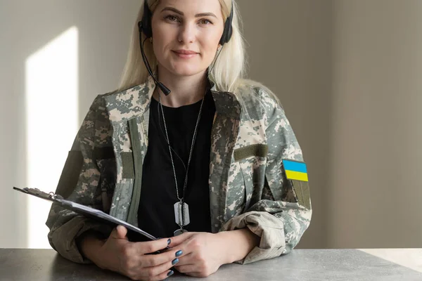 Traurige ukrainische Militärfrau in Uniform — Stockfoto