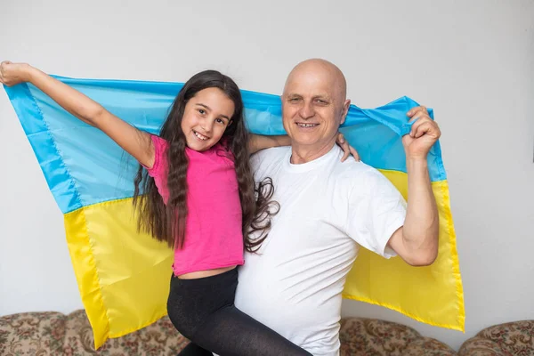 Älterer Mann und Mädchen mit der Fahne der Ukraine — Stockfoto