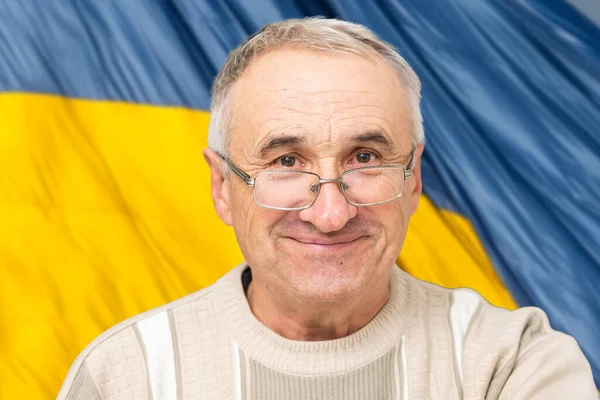 Счастливый молодой человек на фоне флага Украины. — стоковое фото
