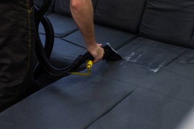 Kanepeyi buharlı temizleme, ev temizliği konsepti.