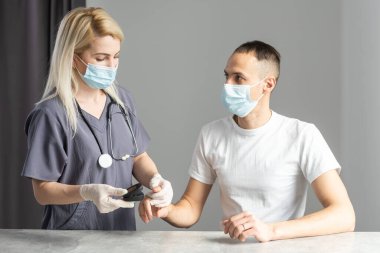 Doktor parmak ucu nabız oksimetresiyle oksijeni kontrol ediyor. Oksijenin doygunluk kanı