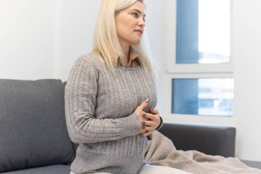 Göğsünde elleri olan orta yaşlı güzel bir kadın. Sağlık kavramı.