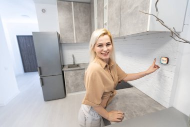 modern oturma odasında duvarda akıllı ev uygulamaları ile akıllı ekran