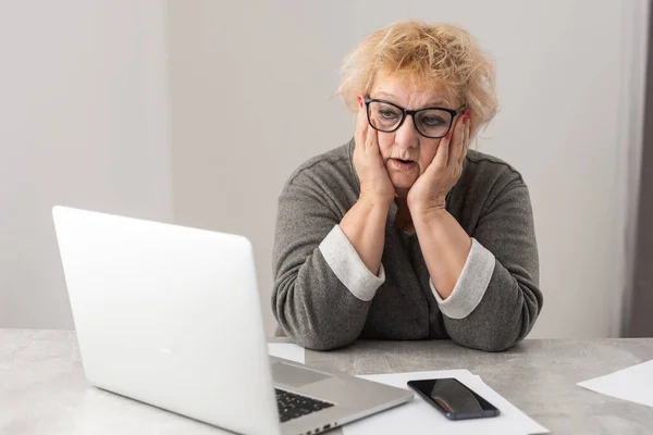 Mulher aposentada calculando suas contas domésticas — Fotografia de Stock