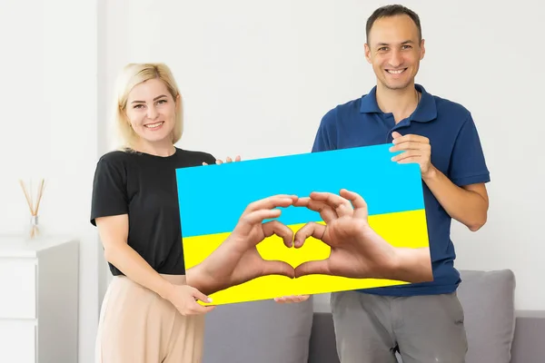 Fotoleinwand mit Menschen und Fahne der Ukraine — Stockfoto