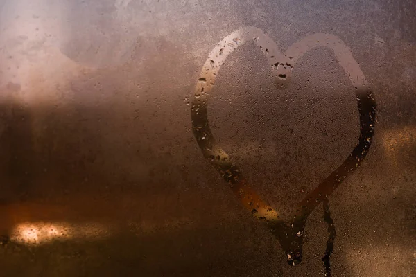 Coeur peint sur la fenêtre brumeuse. Je t'aime le jour de la Saint Valentin. — Photo