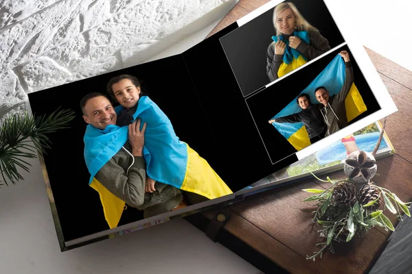 Wojskowy rodzinny album fotograficzny z ukraińską flagą — Zdjęcie stockowe