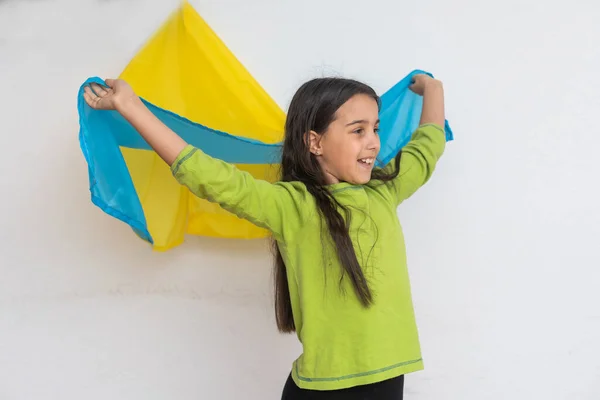 Portret małej ukraińskiej dziewczynki trzymającej flagę Ukrainy. — Zdjęcie stockowe
