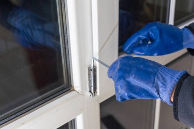 Profesyonel tamirci eve pencere kuruyor.