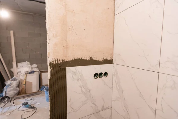 Salle de bains rénovation et carrelage. Plancher de pose carreaux de céramique — Photo