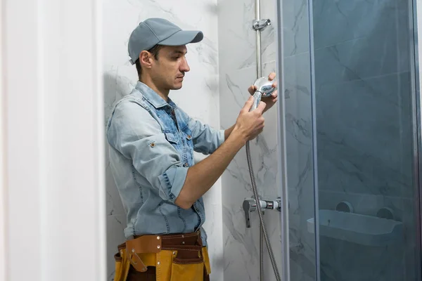 Handyman installazione armadio in vetro in bagno . — Foto Stock