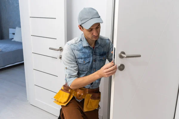 Handyman Installing And Fixing Automatic Door Closer. Maintenance And Service — Stock Photo, Image