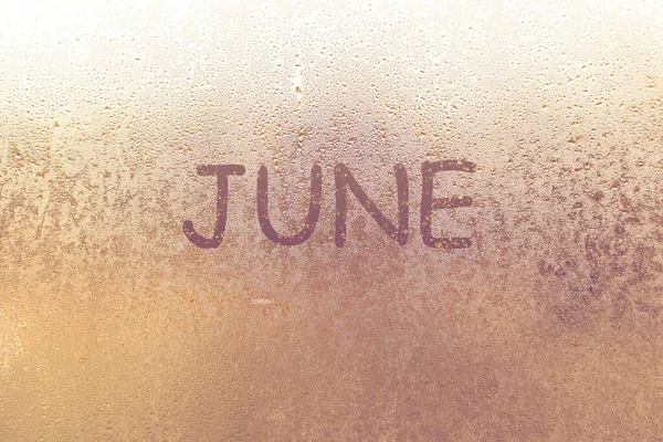 Ploaie de toamnă, inscripția de pe sticla transpirată - iunie — Fotografie, imagine de stoc