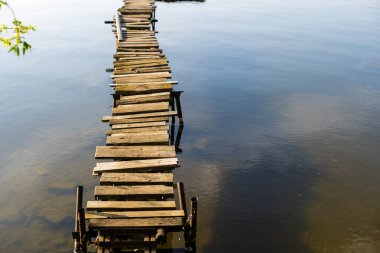 Nehrin kıyısında küçük bir balıkçı var.