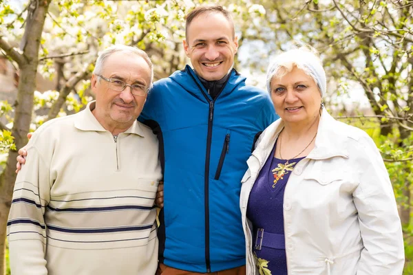 Porträt einer Familie mit erwachsenem Sohn im Freien. — Stockfoto