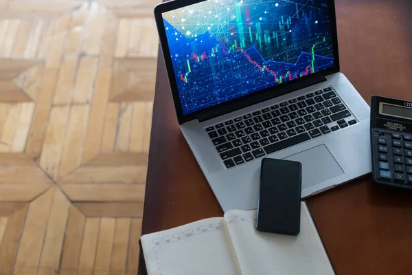 Rechenschaftsbericht-Tabellenkalkulation. Computer erstellen Geschäftsbericht für Evaluierungsleistung. — Stockfoto