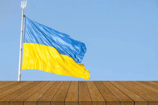 Arka planda Ukrayna bayrağı masa üstü, ahşap tahta. — Stok fotoğraf