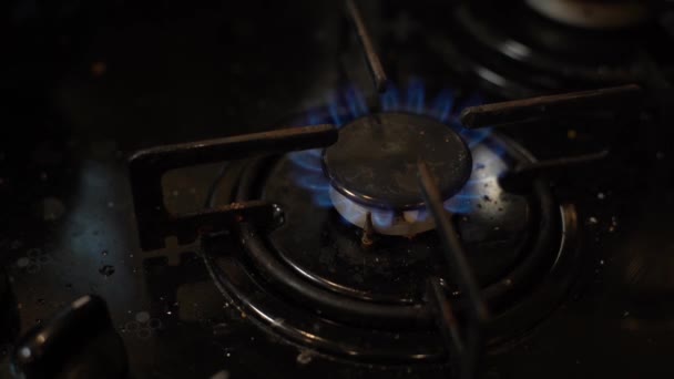 Cocina de gas sucia en la cocina — Vídeos de Stock