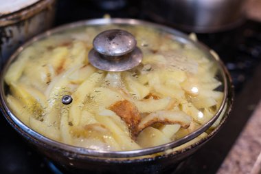 Kızarmış patatesler masanın üzerinde yakın plan demir tavada.