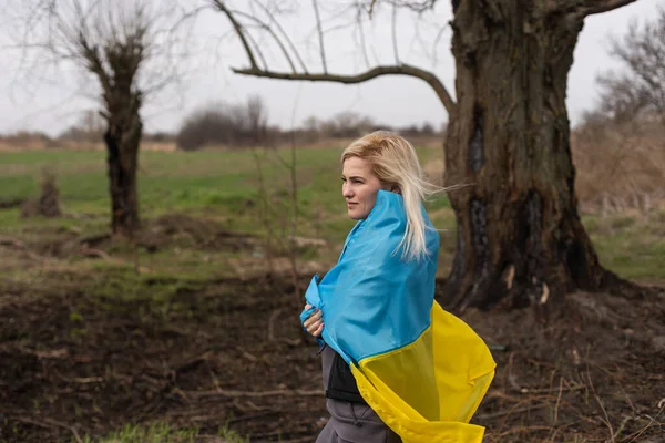 Frauenfahne der Ukraine neben verbranntem Baum — Stockfoto