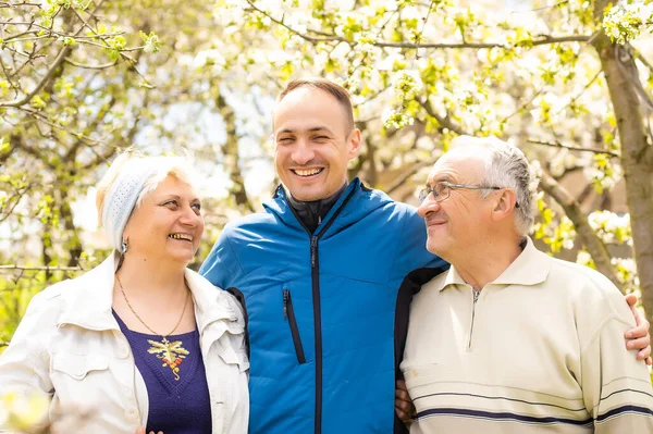 Porträt einer Familie mit erwachsenem Sohn im Freien. — Stockfoto