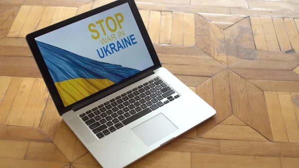 Bendera Ukraina dengan laptop layar, perang di Ukraina, patriot, template, perdamaian di Ukraina, laptop dengan layar putih — Stok Foto