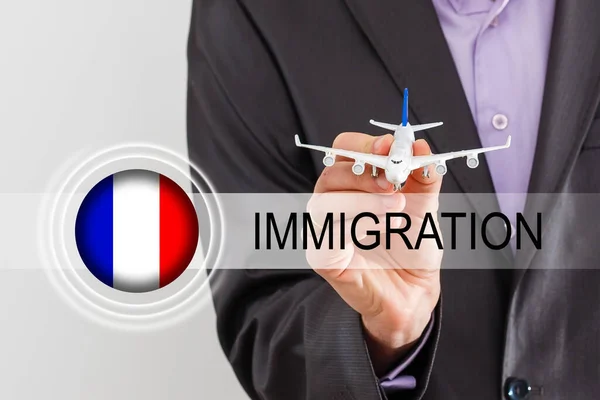 Concepto nacional. bandera de Francia, peones y un cartel con la inscripción - inmigración —  Fotos de Stock