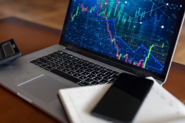 İş grafikleri, grafikleri, istatistikleri ve eğitim ve iş kavramları için arkaplanı olan dizüstü bilgisayar ve kalem