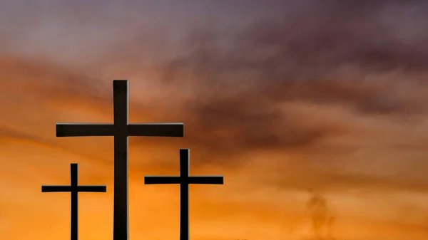 Tres cruces en la montaña., Concepto para Cristiano, Cristianismo, Religión Católica, Divino, Celestial, Celestial o Dios . — Foto de Stock