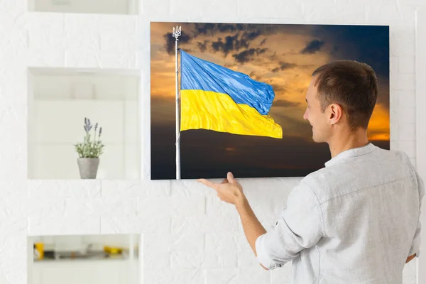 Blue and yellow flag of Ukraine paints on a canvas, national flag of Ukraine — Stock Photo, Image