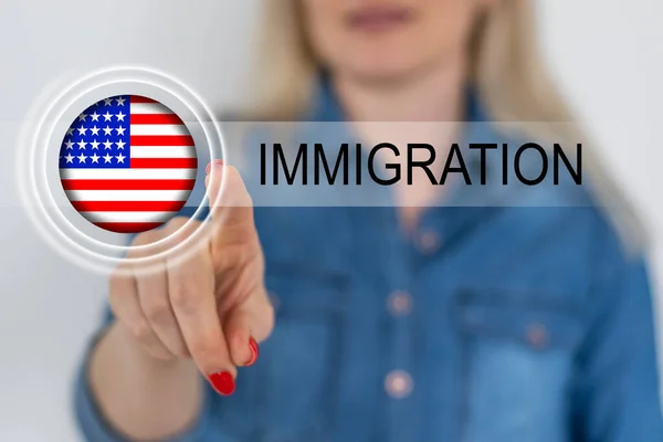 Bandera de EE.UU. y la inscripción de inmigración, botón virtual —  Fotos de Stock