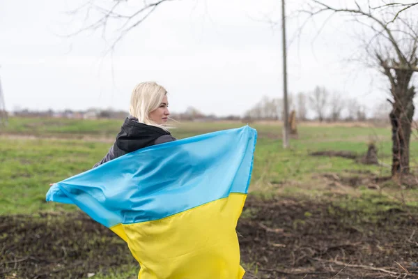 Frauenfahne der Ukraine neben verbranntem Baum — Stockfoto