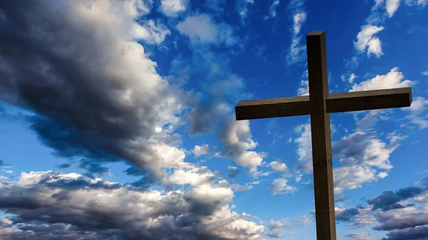 Jesus Christus Kreuz. Ostern, Auferstehungskonzept. christliches Holzkreuz auf einem Hintergrund mit dramatischer Beleuchtung, farbenfroher Sonnenuntergang in den Bergen, dunkle Wolken und Himmel, Sonnenstrahlen. — Stockfoto