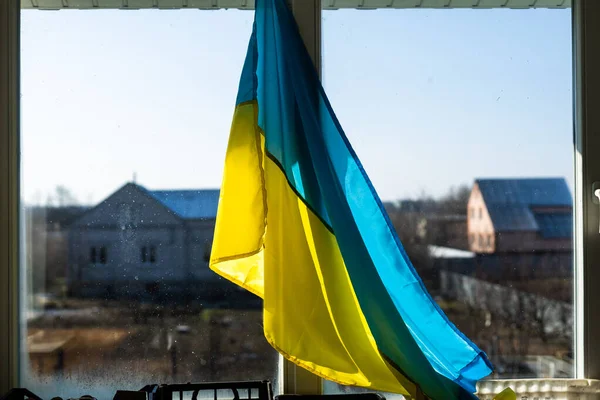 Flagge der Ukraine am Fenster mit Klebeband versiegelt. Kein Krieg. Krieg in der Ukraine — Stockfoto