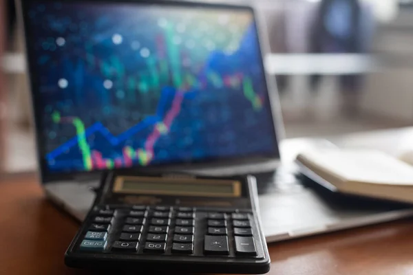 Planilha do relatório contabilístico. Mulheres de negócios usando computador preparam relatório de negócios para desempenho de avaliação — Fotografia de Stock