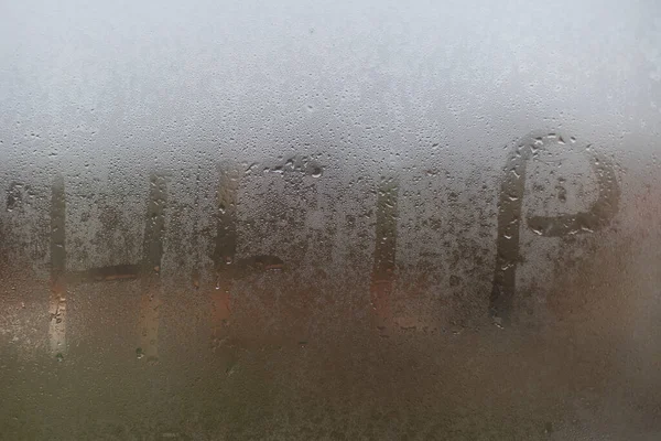 Yardım çağır. Camdaki yazı yardımcı oluyor.