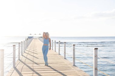 Kızıl Deniz 'de spor yapan kadın.