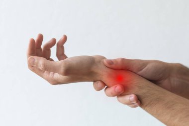 Adam bileğini incitti. Tendon hasarı, bileğinde kireçlenme ve de quervain hastalığı vardı..