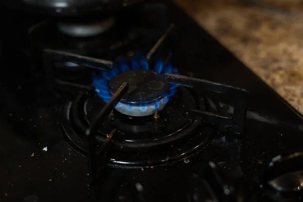 Close-up tiro de fogo azul de cozinha doméstica fogão top. Fogão a gás com chamas ardentes de gás propano. Conceito de recursos industriais e economia — Fotografia de Stock