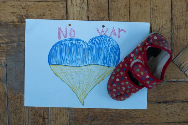 어린이용 신발 과 우크라이나 국기, 전쟁 — 스톡 사진
