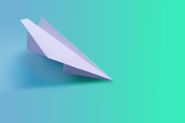 Ton uyumlu arka planda kağıttan uçak, tonlanmış.